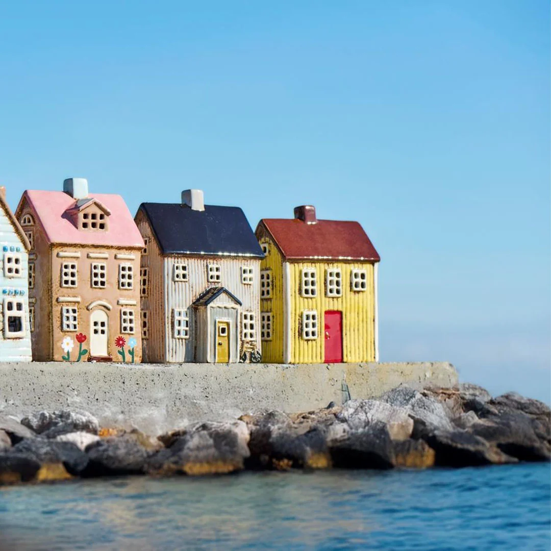 Ib Laursen - Hus t/fyrfadslys Visby gul m/rød dør - Billede 3